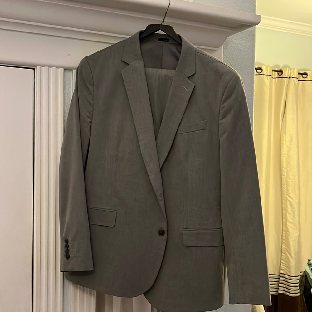 Light grey JF Ferrar suit. 48r slim fit. 38x32 pants